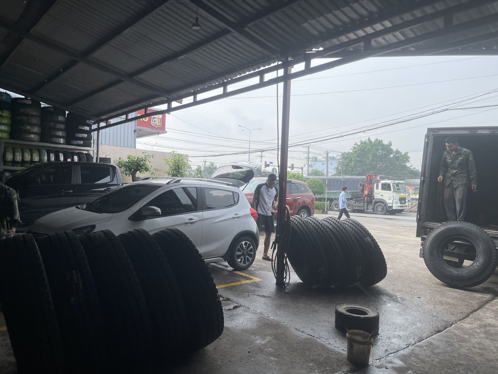 CUNG CẤP LỐP XE BLACKHAWK SỐ LƯỢNG LỚN Ở TẠI DĨ AN - BÌNH DƯƠNG